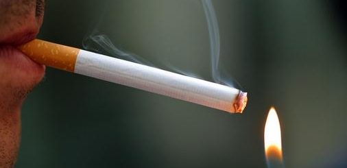 纽约华裔人群吸烟率高 卫生局发放戒烟贴望市民领取