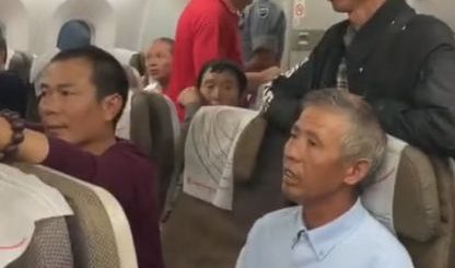 怒了! 119名中國乘客被趕下飛機 強制搜身 就因一黑人說丟了錢！更坑爹的是...
