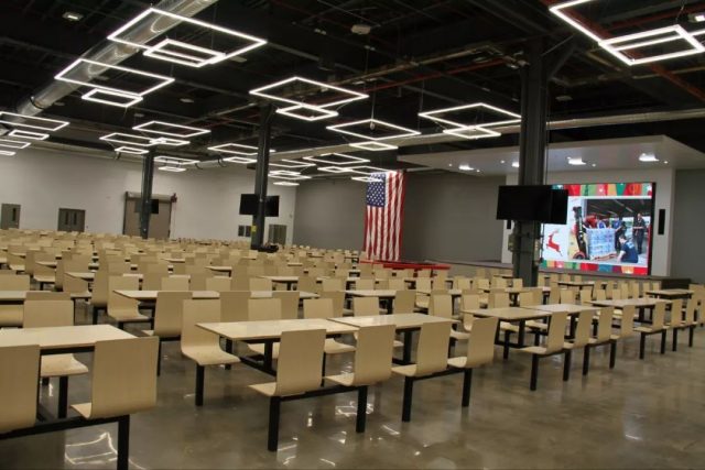 中国老板在美国工厂开千人大食堂 为员工提供免费午餐