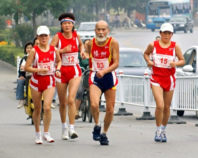 通讯：活跃在美国马拉松赛道上的华裔长者