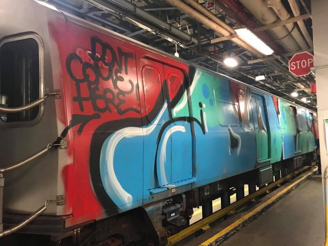「整天吸毒」20地鐵車廂一夜被塗鴉 紐約民眾驚呼噩夢重現