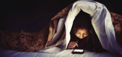 睡前長時間玩手機的6大危害 長時間玩手機注意的四點
