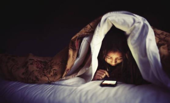 睡前長時間玩手機的6大危害 長時間玩手機注意的四點