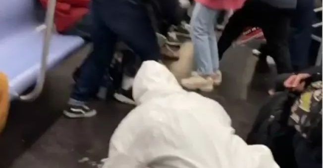纽约地铁乘客被泼不明“病液”，现场尖叫声不断