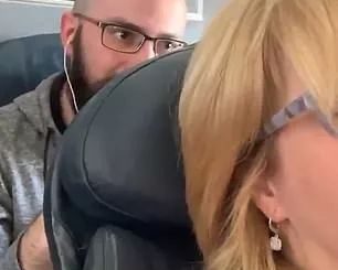 吵翻了! 大媽在飛機上調椅背 遭后座瘋狂拳擊 到底誰是"賤人"?