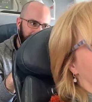 吵翻了! 大媽在飛機上調椅背 遭后座瘋狂拳擊 到底誰是"賤人"?