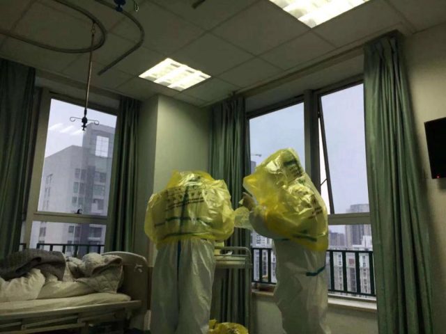 武汉中心医院医护人员感染：230多人确诊，有科室边战斗边倒下边补充