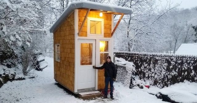 13岁的他参观了自己建造的89平方英尺的小房子