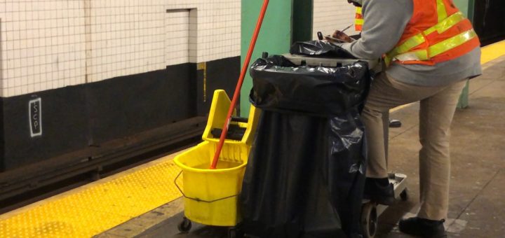 地铁车厢每72小时全面消毒 纽约民众:我还是想戴口罩