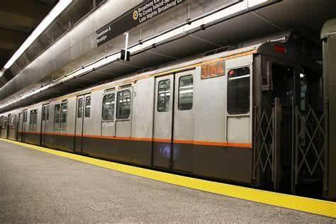 纽约地铁司机戴口罩被强制摘除，监管者：可能会引发乘客“恐慌”