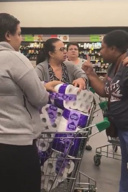請忘記雅頓！為搶一包廁紙，溫哥華外國三大媽在超市大打出手！