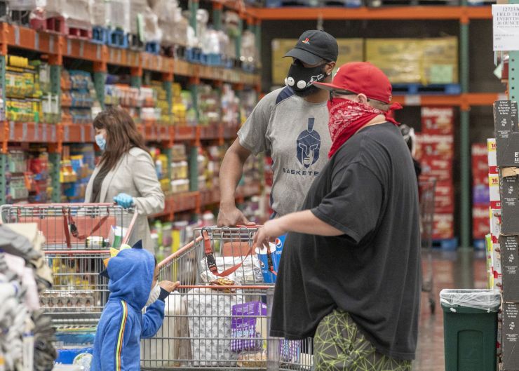 位於美國舊金山灣區聖馬特奧縣的一家Costco超市內，顧客佩戴口罩或手帕購物。當日，舊金山灣區各縣開始強制執行在某些公共場所佩戴口罩的命令。這家超市內所有工作人員和顧客均佩戴了各種防護級別的口罩。
中新社記者 劉關關 攝  