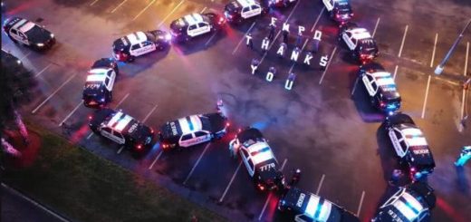 佛羅里達警察在醫院外將14輛警車擺成心形，致謝一線醫務人員