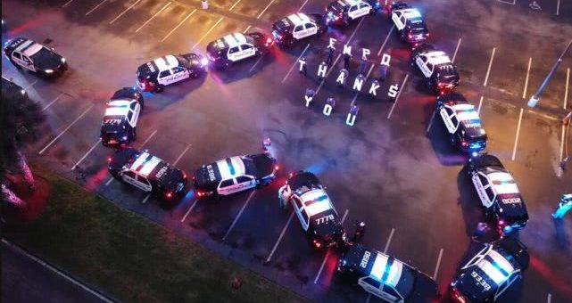 佛罗里达警察在医院外将14辆警车摆成心形，致谢一线医务人员