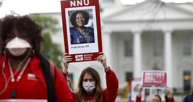 近九万美国医护感染，护士在白宫外示威，高举死于病毒的同事照片