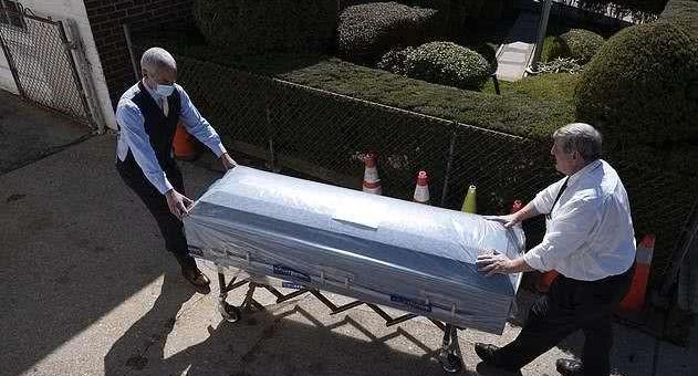 紐約市殯儀館不堪重負，外地來人用冷凍車取走遺體火化，被稱為救星