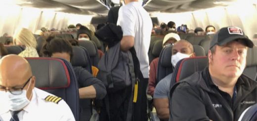疫情之下，美国航班挤满乘客半数人无口罩，华裔女子全程提心吊胆