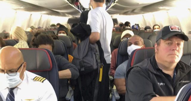 疫情之下，美国航班挤满乘客半数人无口罩，华裔女子全程提心吊胆