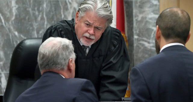 美国律师线上庭审“放飞自我”：有人瘫床上有人穿浴袍，法官警告注意形象