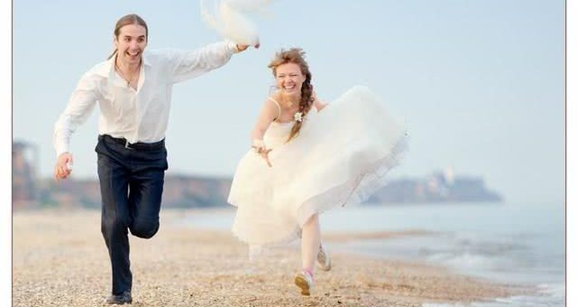 美國新婚夫妻因隔離期不能舉辦婚禮，別出心裁在網上直播虛擬婚禮