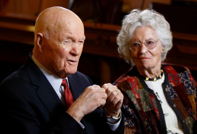 美國傳奇太空人遺孀因新冠併發症去世 享年100歲