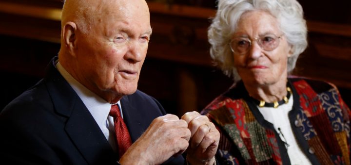 美国传奇太空人遗孀因新冠并发症去世 享年100岁
