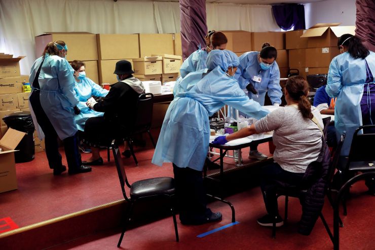 诺斯韦尔医疗（Northwell Health）的工作人员13日
在纽约韦斯特伯利第一浸信会大教堂（First Baptist Cathedral of Westbury）做抗体测试。（图片来源：路透社）