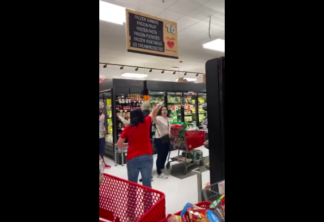 不戴口罩的下場？紐約超市一女顧客遭眾人辱罵驅趕