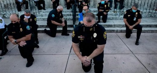 美國各地警察單膝下跪祈求和解 停止戰亂！暴亂後的美國: 有人破壞就有人重建！