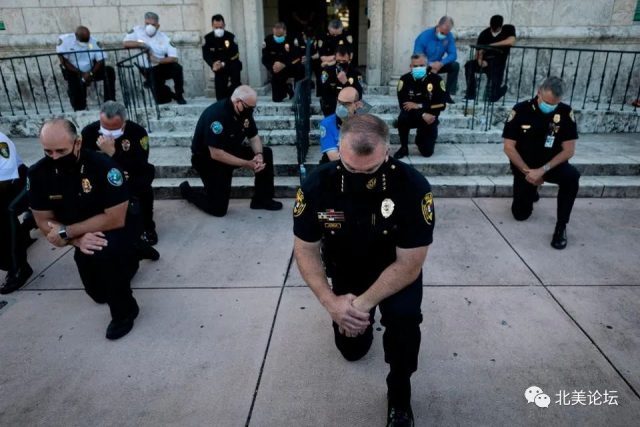 美国各地警察单膝下跪祈求和解 停止战乱！暴乱后的美国: 有人破坏就有人重建！