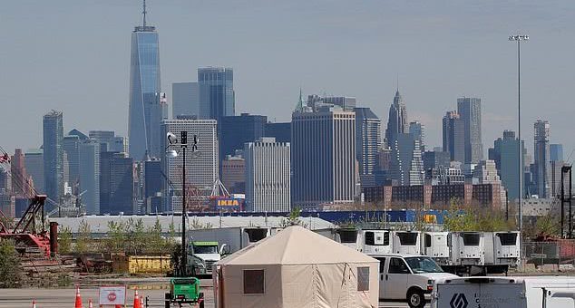 紐約市開闢的巨型停屍場所投入使用，對岸的自由女神像依稀可見