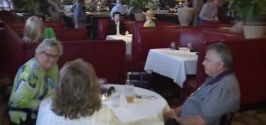 头皮发麻！美国餐厅铺满橡胶娃娃，与食客同坐，场面诡异像鬼片
