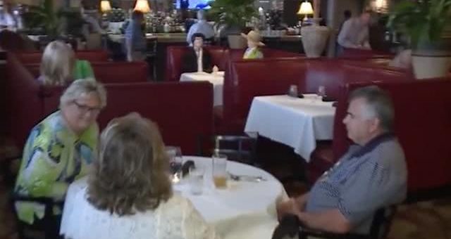 头皮发麻！美国餐厅铺满橡胶娃娃，与食客同坐，场面诡异像鬼片