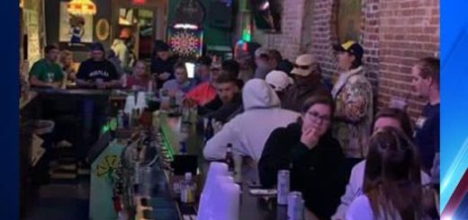 美国酒吧重新开业后迅速爆满 现场无人戴口罩 庆祝居家隔离撤销