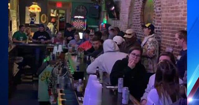 美國酒吧重新開業後迅速爆滿 現場無人戴口罩 慶祝居家隔離撤銷