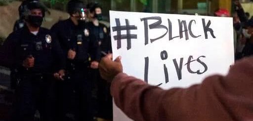 如同戰區！美國明尼蘇達州警察跪壓黑人致死案引發暴亂，現場火光四起