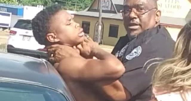 黑人內鬥？美國黑人男遭黑人警察死死掐脖，目擊者阻攔被痛斥