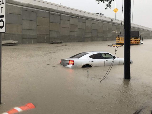 被恶劣天气洗劫后的休斯敦——流离失所的居民，司机滞留，树木倒塌