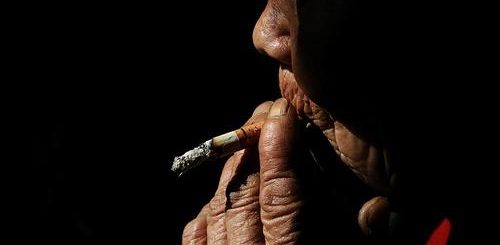 吸烟使人更难抵抗新冠病毒？世卫组织发表最新声明