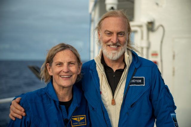 首位太空行走美国女性 抵达马里亚纳海沟最深处