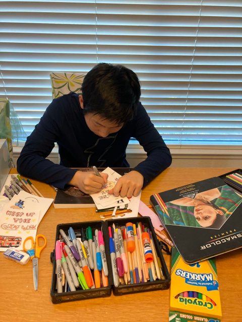湾区华裔青少年绘制400张卡片 向一线医护人员致敬