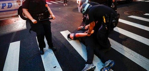 白思豪否認武力平息抗議 稱紐約警察「非常克制」