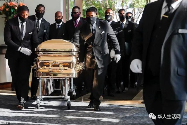 201万！堪比国葬，一场白人跪倒黑人脚下的葬礼，跪下的拜登亲赴