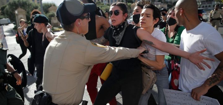 维加斯抗议暴力升高 至少12名警员受伤 80人被捕