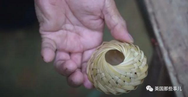 中國大爺玩木頭油管吸粉100多萬，歪果仁驚嘆：這是什麼神仙功夫？