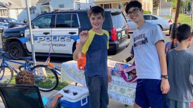 暖心！伊利诺伊州2名13岁男孩摆地摊被抢劫，当地警察排队高价买他们的柠檬水！