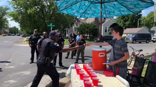 暖心！伊利诺伊州2名13岁男孩摆地摊被抢劫，当地警察排队高价买他们的柠檬水！
