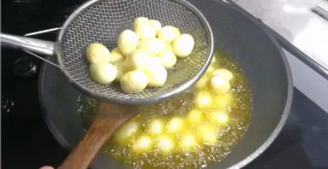 不管煮什麼蛋，都不要直接下鍋！加入一勺它，口感鮮嫩，剝殼也快！