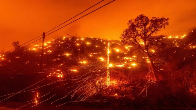 美國大火已致33人死 小鎮被夷為平地似鬼城 50萬人連夜逃命 州長: