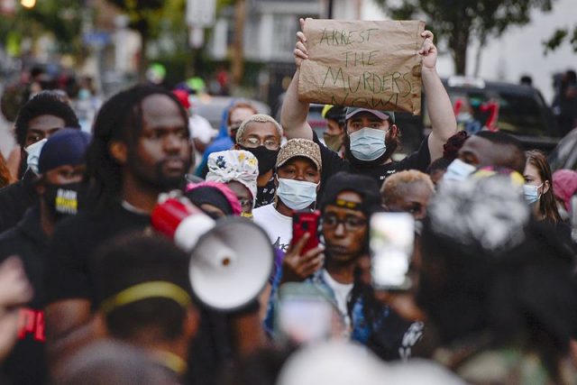 紐約警方被爆用頭套致非裔男子窒息身亡，引發新一輪種族示威
